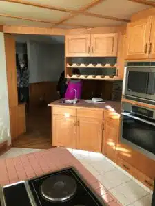 A kitchen with a person in the middle

Description automatically generated